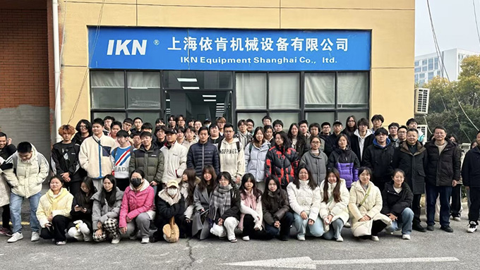 熱烈歡迎上海某高?；は到淌诩皩W(xué)生蒞臨我司參觀(guān)指導(dǎo)